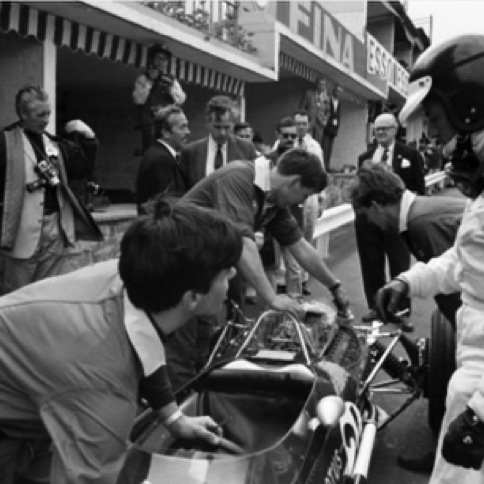 Spa Francorchamps : Colin Chapman et Keith Duckworth devisent ensemble tandis que JIm règle sa Lotus 49 pendant les essai